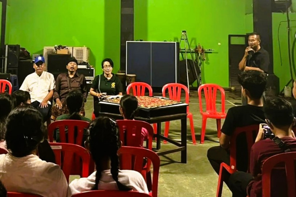 Perkenalan AP. IBM Tri Guna Jaya Dalung Kepada Peserta Posyandu Remaja Banjar Bhineka Nusa Kangin, Desa Dalung